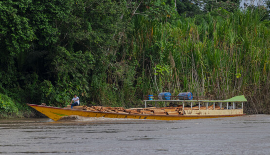 balsa-de-20-a-30-toneladas-con-madera-topa-en-rio-Santiago_Foto-por-Diego-Antonio-Benavente-Marchan-1